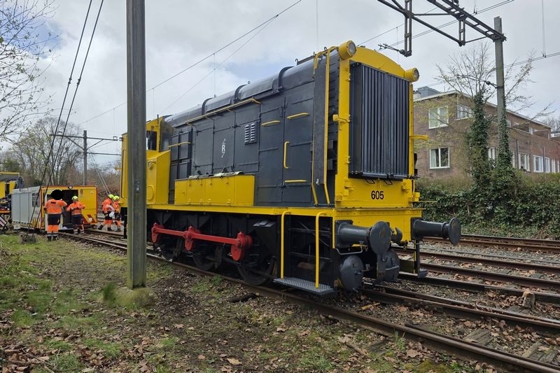 Museumlocomotief 605 van het Spoorwegmuseum herspoord door Incidentenbestrijders van ProRail